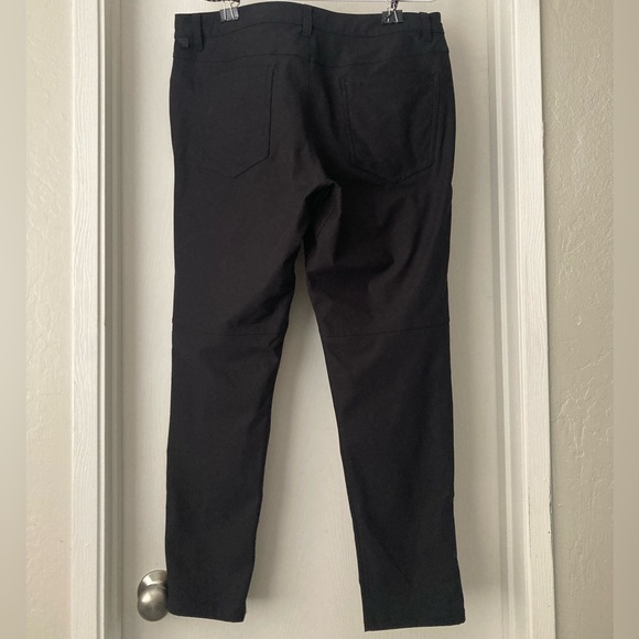 Lululemon 34 black pants, good condition, no stains or rips. Smoke free pet free - Picture 7 of 8